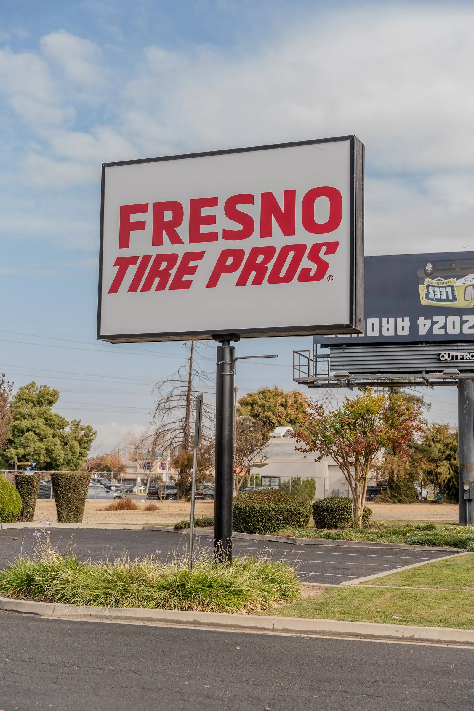 Pylon sign for a Fresno tire shop